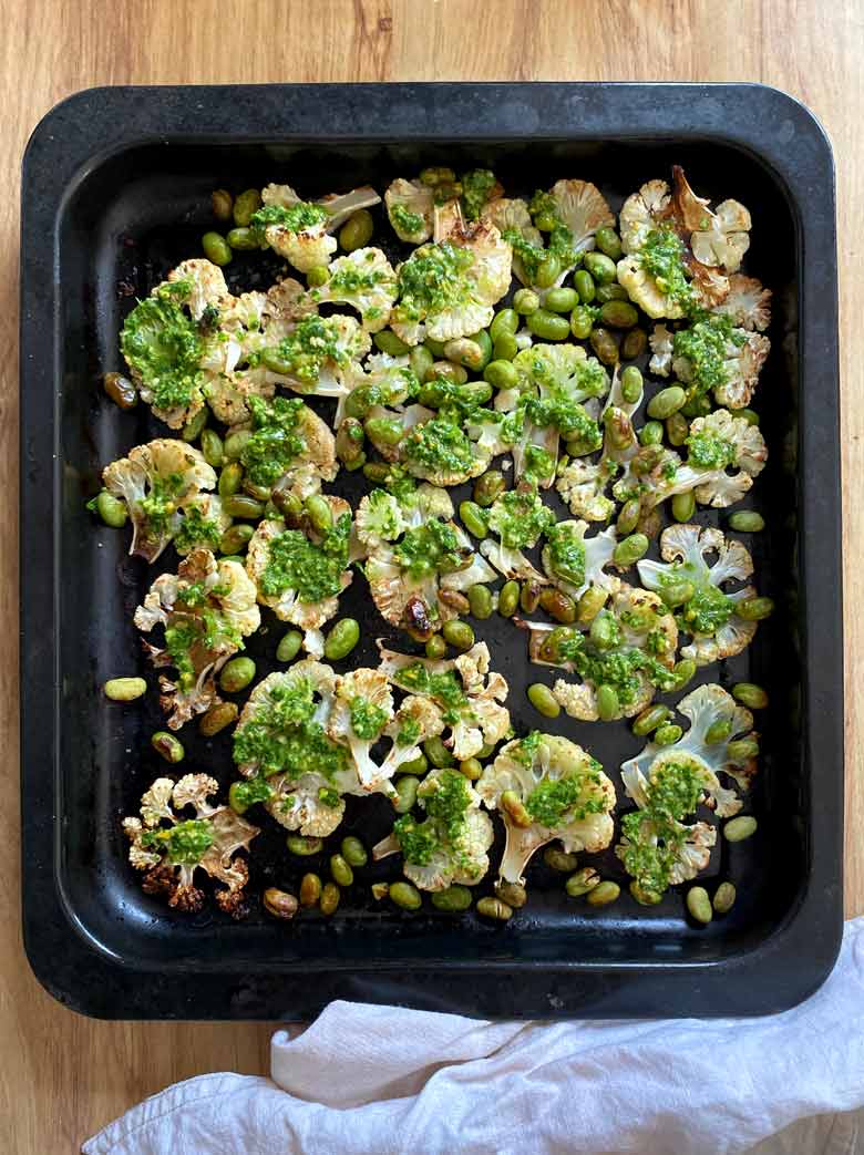 18003-coliflor-y-edamames-horneados-con-pesto.jpeg
