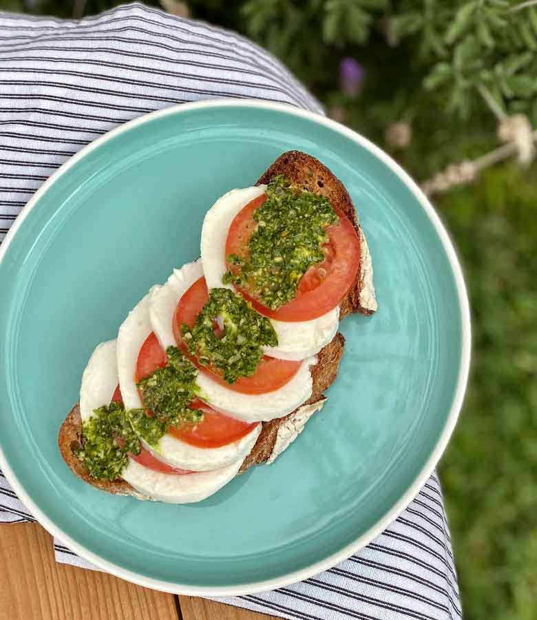 26679-mozzarella-y-pesto-en-pan.jpeg